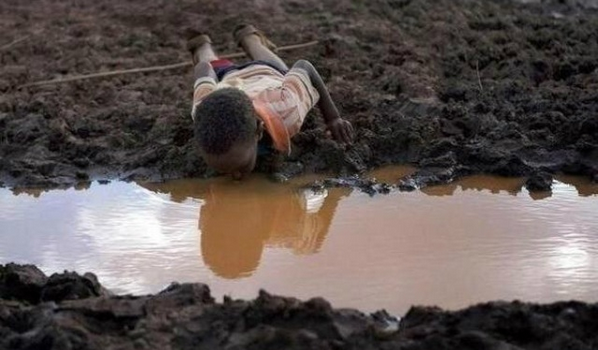 planetposts's tweet photo. People complain about not having an iPhone 5.. http://t.co/arfp2vxB