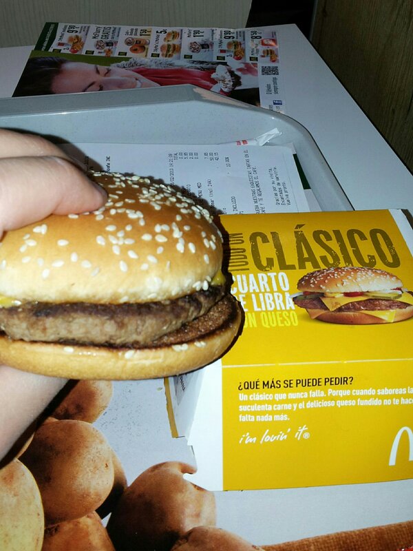 RubenSanchezTW's tweet photo. Cualquier parecido entre una hamburguesa de McDonalds y las de su publicidad es mera coincidencia #Mctimo http://t.co/RUEt3RJx
