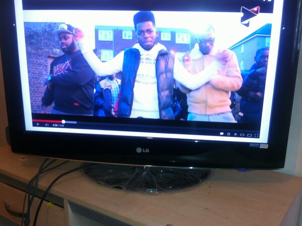 AfroB_'s tweet photo. RT @FrenchieRozayUK: Watching #OhMyAfrobeatsVideo on my big screen @DjAfroB @Tribalmagz #OutOnSunday!! http://t.co/vA2DP8NW