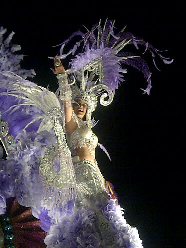 jchavezvergara's tweet photo. Hoy se despide triunfante! Una reina Inolvidable! Astrid Carolina bella flor del Palacio de Los Tulipanes http://t.co/tlkxfulM