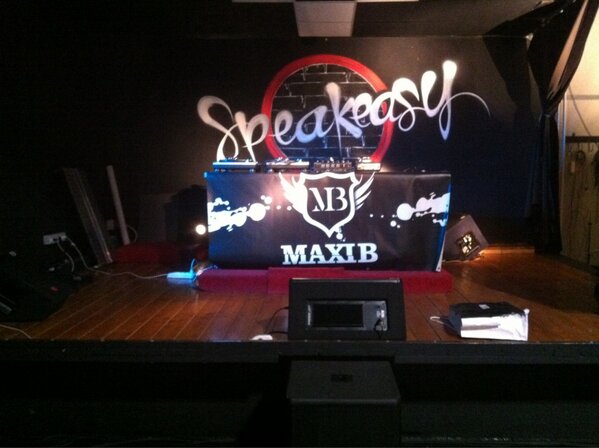 maxibmaxib's tweet image. Allo #speackeasy è tutto pronto. #maxib #Live #LArteDelRap #tour STASERA DALLE 23:00