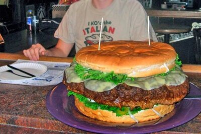 Kuliner_Bandung's tweet photo. Siapa yang berani ngabisin Burger sebesar ini? http://t.co/H4mkeAif