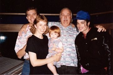 bsunmedia's tweet photo. The celebration continues with a salute to Michael Jackson. 35 nominations &amp; 13 wins makes MJ @TheGRAMMYs monster http://t.co/M2udQhbd