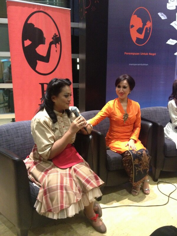 Maera Panigoro sedang memberi apresiasinya dalam "Operet Badai Kasih" yg akan di pertunjukan esok hari