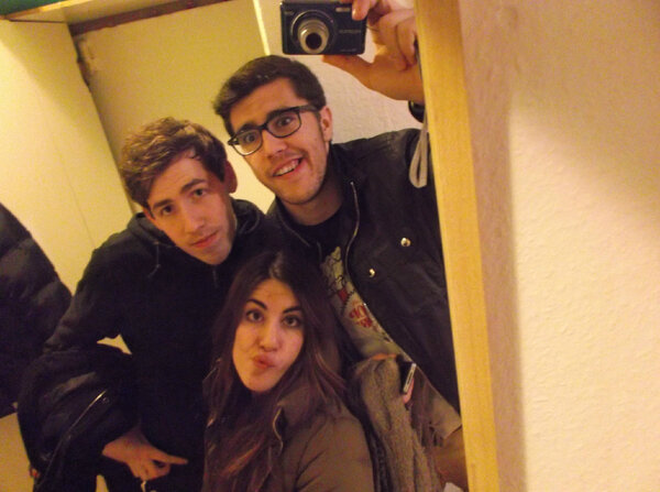 VdeVillalon's tweet photo. Váaamono pa' la fiessshhtaa! @Flandeggconata @Estefanie_7 http://t.co/XBlwxc54