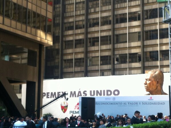 almaquintero's tweet photo. Ceremonia en honor a los fallecidos del lamentable accidente en Pemex. El mejor honor a ellos es seguir trabajando. http://t.co/t4JLQzsL