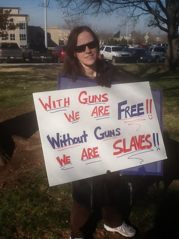 OkYmcaYig's tweet photo. Pro gun rally invades front lawn of the capital today http://t.co/ZdojWiov
