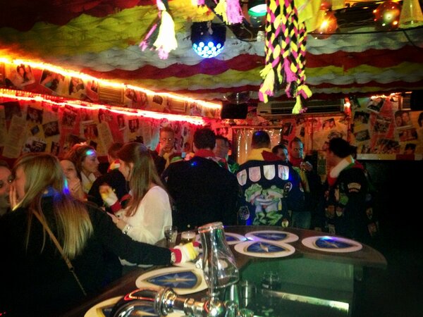 Bij <a href="/TweeKeerBellen/">Café TweeKeerBellen</a> zijn we al aan de gang hoor! #oeteldonkers vergezel ons voor het feestje! #carnaval