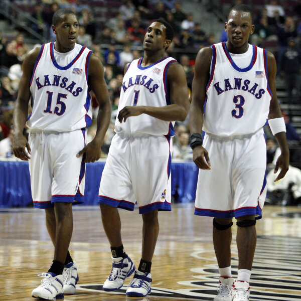 KUAthletics's tweet photo. Last time #kubball lost consecutive games in '05-'06 they followed it up with a 10 game tear through the #big12. http://t.co/bg3Jn2Of