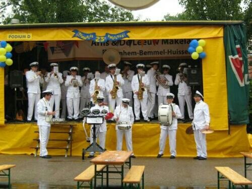 advantetering's tweet photo. Beste Bea, heeft U al leuke muziek voor de overdracht ? Wij wiilen best muziek maken voor wat bier en oranjebitter ! http://t.co/3GVFdziB
