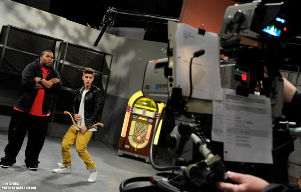 TeamJBrasil's tweet photo. Justin nos ensaios para o SNL (Saturday Night Live)! Não se esqueçam que o SNL será transmitido amanhã! http://t.co/qZUT4X6p