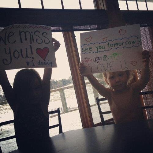TeamJBrasil's tweet photo. Aw, olhem o que a Jazzy e o Jaxon fizeram pro Jeremy ❤ http://t.co/pa3Ztiiy