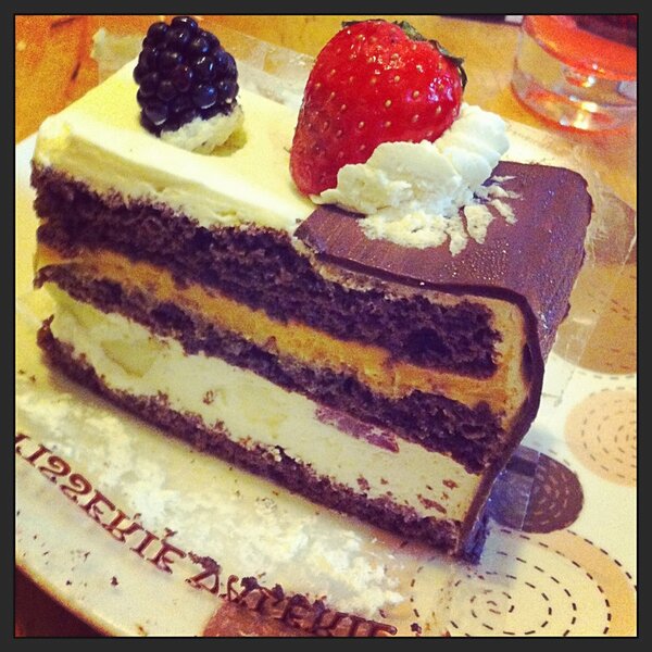 galloway_laura's tweet photo. Better than sex...actual dream #cake #love #chocolate #cream #2die4 http://t.co/xVyWMjEJ