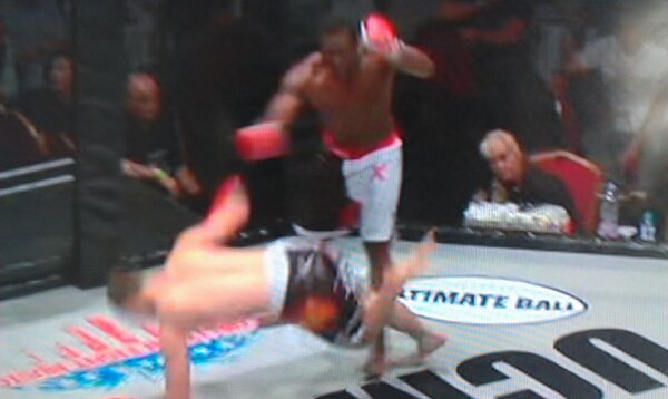 GrudgeFights's tweet photo. The punch! #THATGUYMCFOY http://t.co/SfV4s0R2