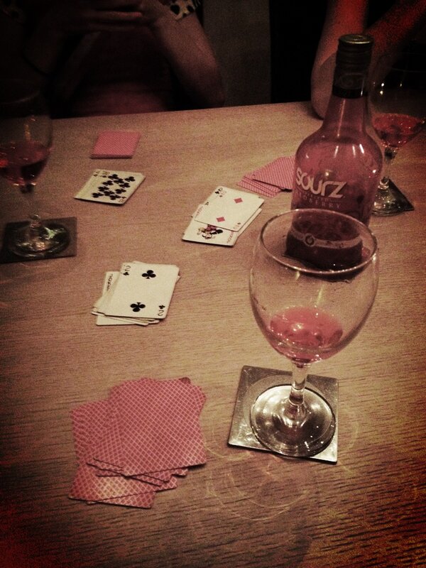 xlindeee's tweet photo. Drankspelletje met schatjesss @anna_vw95 @lotte150996 http://t.co/yZ18ZrXT