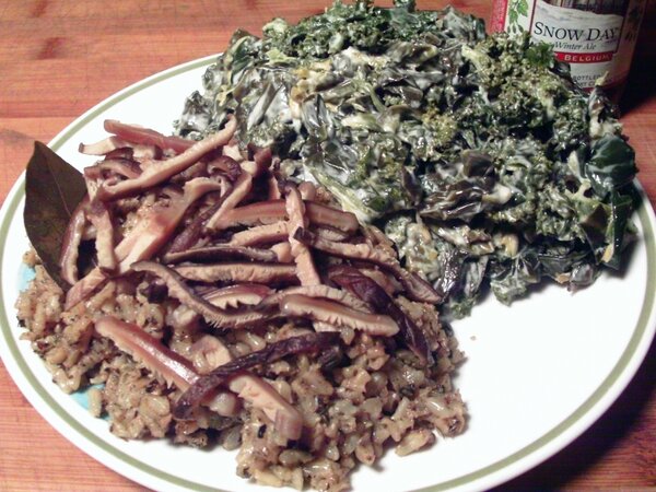sctrcls's tweet image. Creamed Winter Greens from @hollygarrett8's garden, Shiitakes over Herbed Brown Rice. #realfood #vegetarian #mushroom
