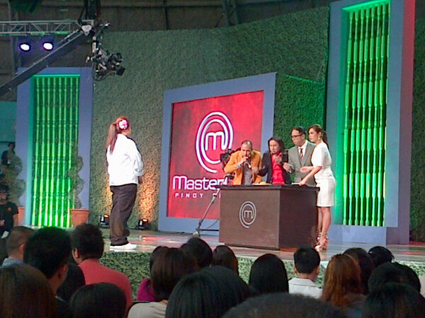 ABSCBNpr's tweet photo. Judges now tasting ivory's dish #MCLiveCookOff http://t.co/JYTpRnxp