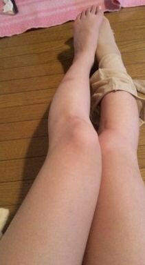 はいていたストッキングが急に湿気を帯びて、ふくらはぎの辺りがじわりと蒸し暑く感じた…　　瞬間。