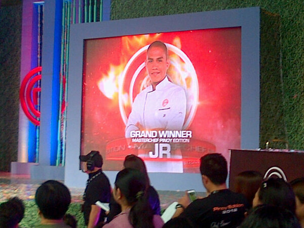 ABSCBNpr's tweet photo. Congratulations jr! First pinoy masterchef! #MCLiveCookOff http://t.co/ftTbHIDQ