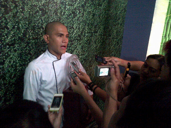 ABSCBNpr's tweet photo. Press interviewing JR #MCLiveCookOff http://t.co/BshAcegE