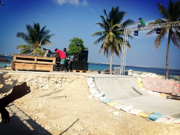 Music started!!!!! And skaters are doing there awesome moves!