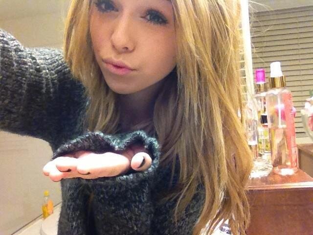 Acacia Clark And Her Boyfriend Kissing