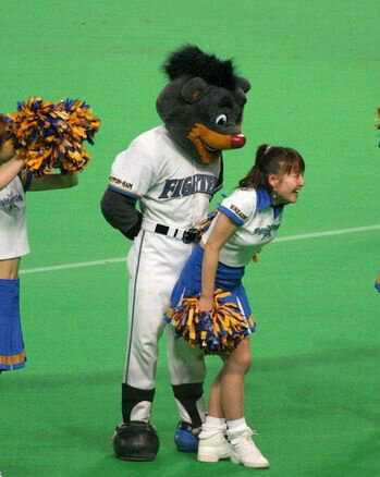 桑田 野球おもしろ画像 Twitterissa 日ハムのマスコットキャラ リスキー ザ ベアーのセクハラ T Co Ekswxfl9