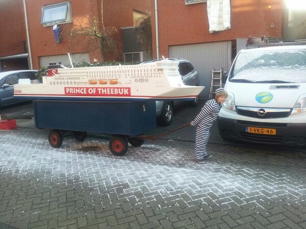 PrinsFerdinandF's tweet photo. We hebben een heterdaatje. Zwarejongensindelier http://t.co/Ecpdgc7q