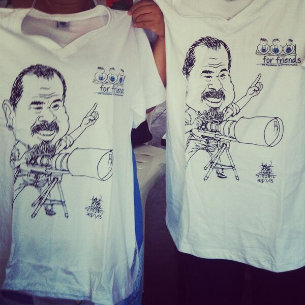 jeerapong_pra's tweet photo. Pls Rt พรุ่งนี้มีเสื้อFor Friends ขายที่ส.นักข่าวนักหนังสือพิมพ์ฯ เปิดขาย9โมง ทุกsize250บ.มีจำนวนจำกัด @chavarong http://t.co/WggQAU9x