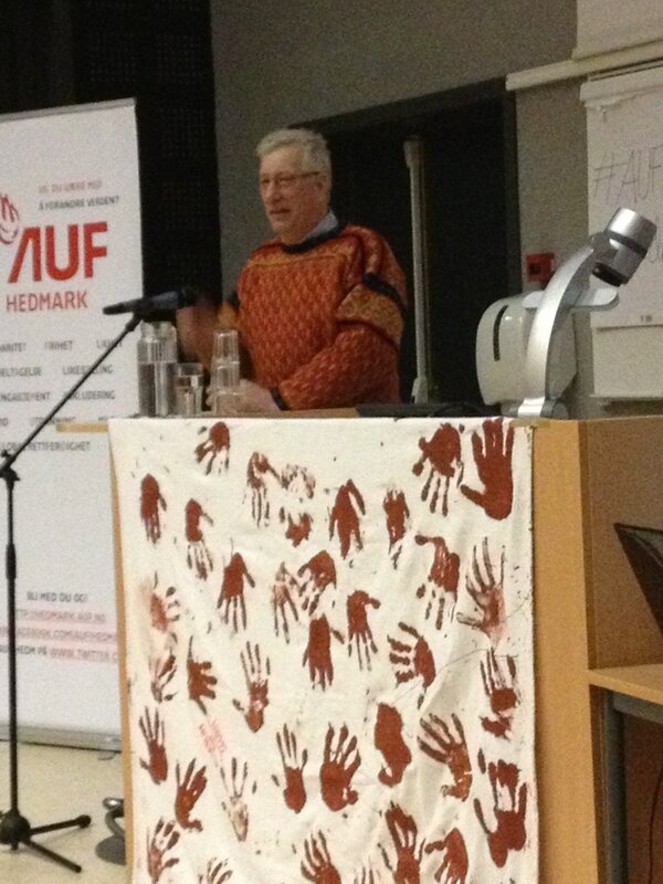 DennisOlseen's tweet photo. Sigbjørn Johnsen er en flott mann #AUFiHedm13 http://t.co/PGDjrZTY