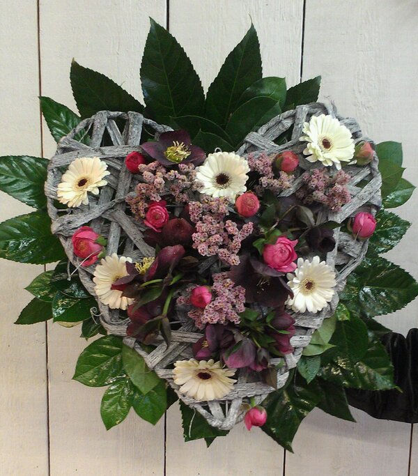 Voor een (hart) stikke apart, mooi, liefdevol #valentijn-boeket moet je natuurlijk bij #bloembinderij 't Loo zijn.