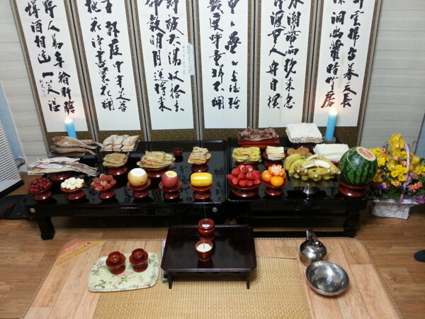 june0287's tweet photo. @ddollzzang 

누나야 제사상이다 http://t.co/9JJ43REN