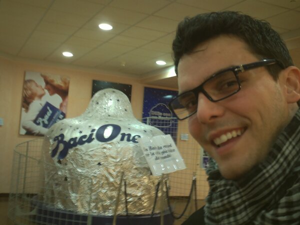 CilosRip's tweet photo. C'è chi va a Napoli per un caffè e chi va a Perugia per un "BACIO" http://t.co/wQk238bo