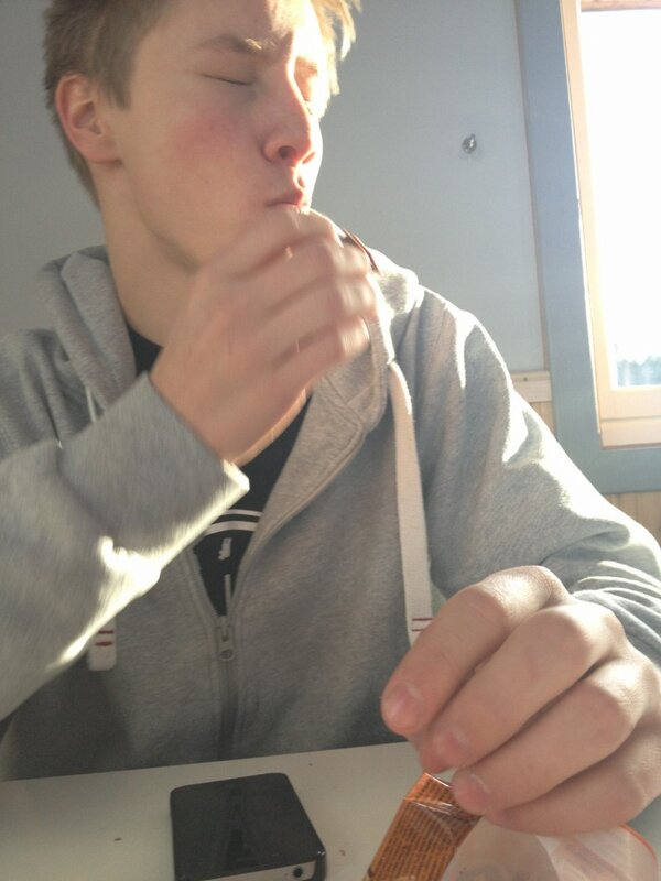 markba96's tweet image. Det øyeblikket @hakonclausen koser seg med skjokolade og tror ingen tar bilde