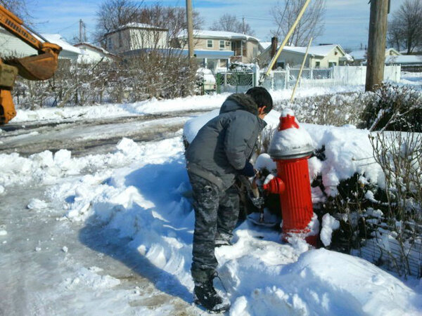 FDNY's tweet image. Well done! Thanks! RT @hardingpark #HardingPark neighbors cleared the snow from our hydrants #FDNYshovel #BronxNYC