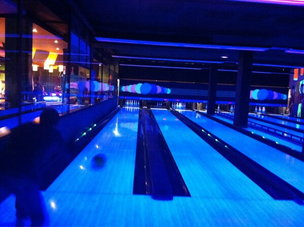 AnnaLeporace's tweet photo. Germanor a La Molina #bowling @cescarmengol5 @nurialepo @jmfauri http://t.co/s2km2tPW