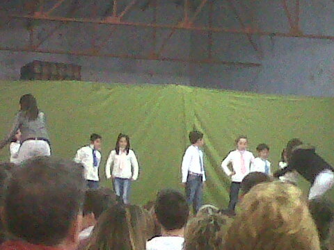 Laura4everyoung's tweet photo. Viendo como bailan el Gangnam Style @Sara63814 @SaretuArias y @AndreaDonaire1 jajajajajajajajajajajaja. http://t.co/7RKeIax6
