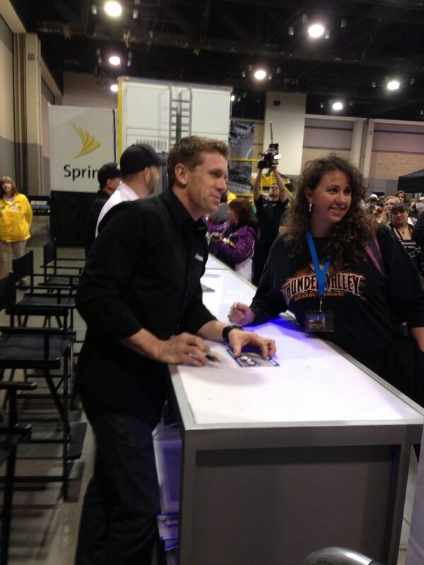 kristavoda's tweet photo. Carl Edwards took time to pose w fans at #nascarpreview today. He's the best. @roushfenwayracing http://t.co/eMFTvkbo