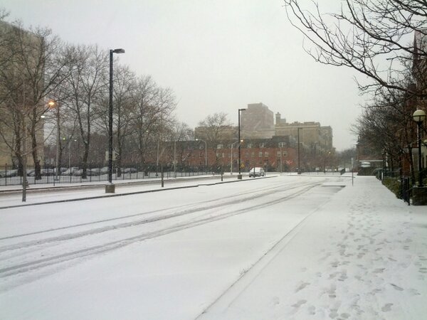 edu_martinez_'s tweet photo. @Olmareva Vaya! Me escribes en inglés y todo! Anoche estaba así de blanco, hoy tenemos más centímetros de nieve http://t.co/ygml0A3m