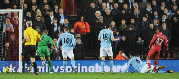 HALF-TIME Southampton 2-1 Man City. Puncheon &amp; Davis put the hosts in control, but Dzeko gives <a href="/MCFC/">Now @ManCity</a> hope. #SOUMCI