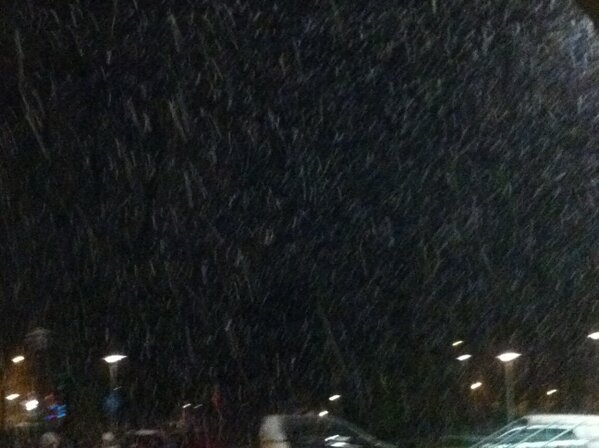 MartinvanR's tweet photo. Weer een avondelijk (?) sneeuwbuitje. Lekker winter. Ik houd van seizoenen. http://t.co/4urSHvg3