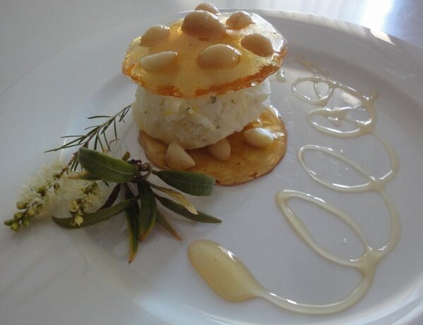 susan_acer_tu's tweet photo. RT if U'd like my LemonMyrtleSorbet&amp; @AusMacadamias in GrannySmithAppleJuice toffee pieces 4lunch?
@chefmattmoran http://t.co/tWi14rjm