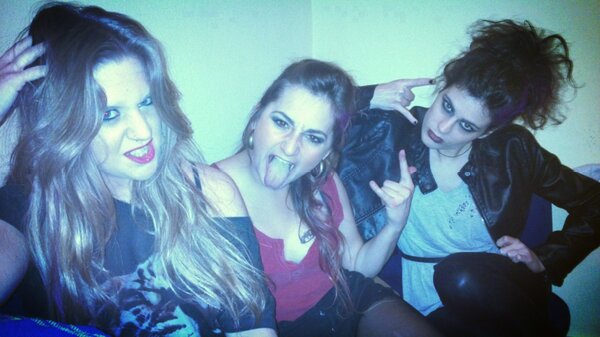 Lidia_GSanz's tweet photo. Rockeras de moda!!!!!! Cuatico huevonas!!! @rociogarcia91 @Mestranza @isaheore @aliciaglorenzo http://t.co/lqATwAU4
