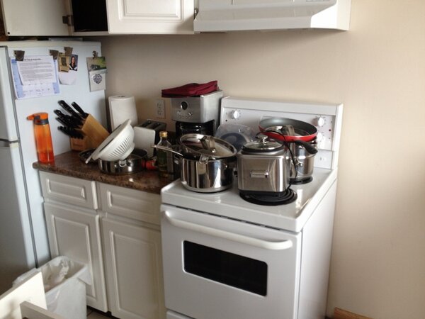 ChefLevesque's tweet photo. The magic of moving and having your place looking like a bomb just dropped. http://t.co/Wa48EkgJ