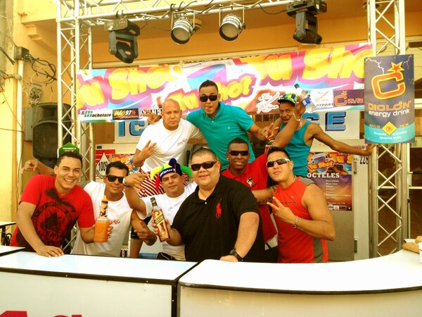 Tushot507's tweet photo. @comandotiburon también esta en TU SHOT CHITRE !!! El wing de moda!! @WAO975 @RocknPop1067 http://t.co/qwnITmFW