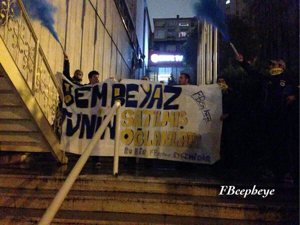 FBCepheye's tweet photo. #BembeyazTvninSatilmisOglanlari pankartımızla beyaz tv stüdyosunun önündeyiz http://t.co/SuyKyPI3
