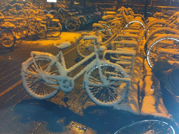 MSC1976's tweet photo. Witte fietsenplan in Amersfoort nieuw leven in geblazen. http://t.co/ZHGdxJfb