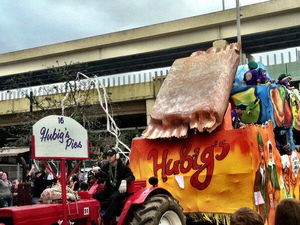 Thanks for sharing #pielover RT <a href="/Repo/">Alex Restrepo</a> Hubig's pie float in the Tucks parade at Lee Circle #NOLA #MardiGras