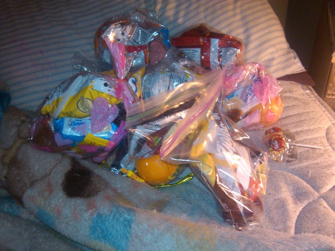 Munching out with hella snacks! Feeling spacey! {&deg;u&deg;}* http://t.co/kV9syU8l<a href="/tag/adventuresofteenswag"class="tags"><span>#adventuresofteenswag</span></a>