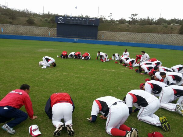 #gotigers 김진우 선수가 전해준 KIA 선수단 설 풍경^^^"<a href="/Kiatigers49/">즐기자 파이팅하자</a>: 일본 캠프지에서 감독님에게 단체 절 ㅋㅋ "